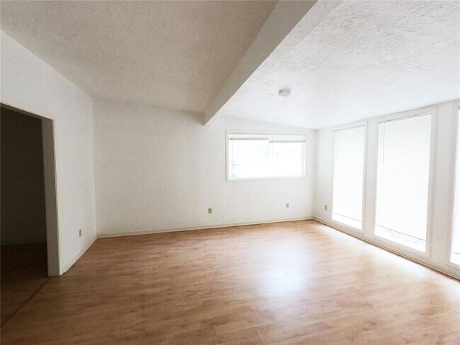 Building Photo - 5231 Beechnut St