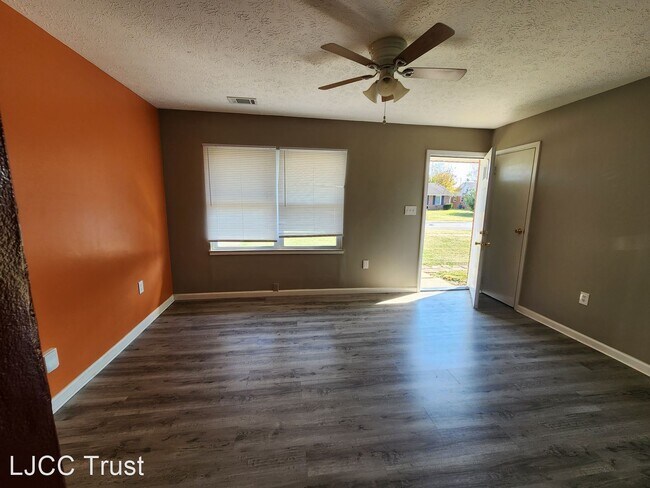 Foto del edificio - 3 br, 1 bath House - 5500 Riata Drive
