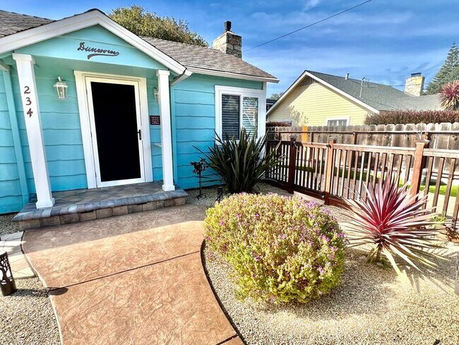 Building Photo - Lease Pending: Dunrovin Cottage! Lovely 2 ...