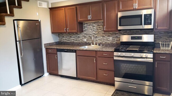 Building Photo - 3938 Chesterfield Ave