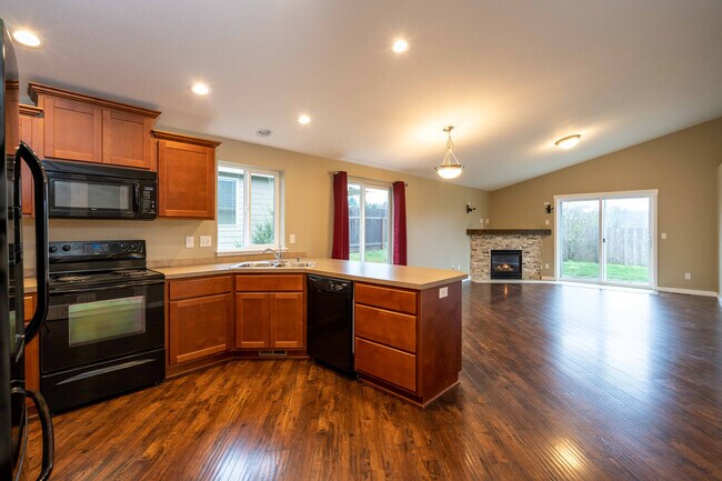 Foto del edificio - 3 Bedroom 2 Bath Single Level with Large F...