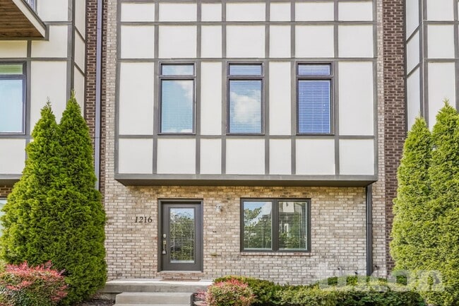 Building Photo - 1216 Hillwood Private Cove