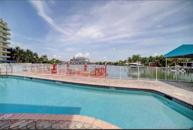 Building Photo - 4740 Pine Tree Dr