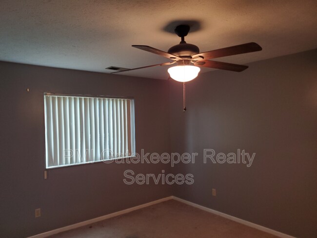 Foto del edificio - 7226 Creekview Dr