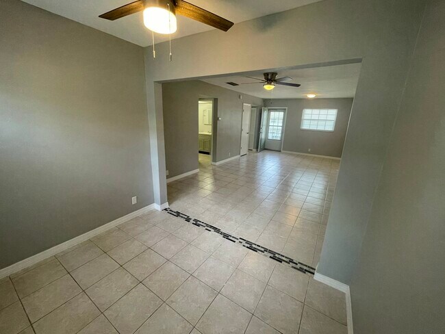 Foto del edificio - 1433 South Belcher Road, Unit C-11
