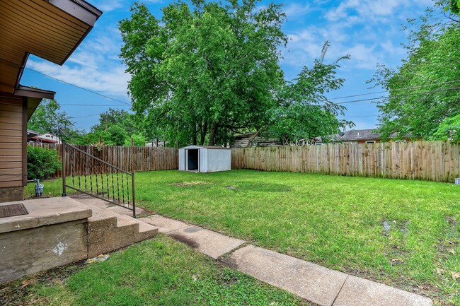 Building Photo - 806 E Rosedale St