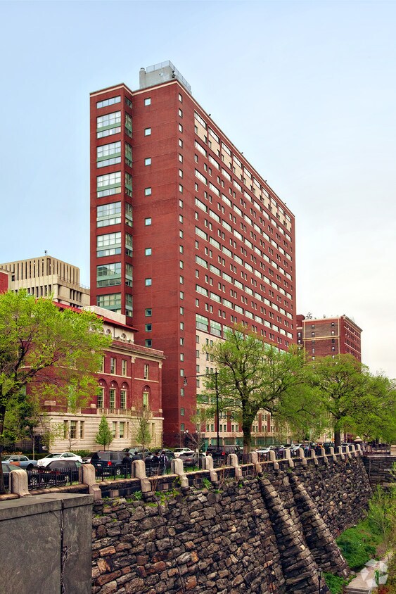 Foto principal - East Campus Building