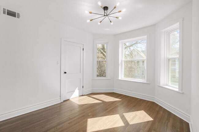Foto del edificio - 3628 N Albany Ave