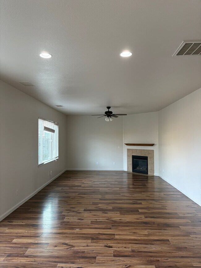 Foto del edificio - Freshly painted  5 bedroom 3 bath home