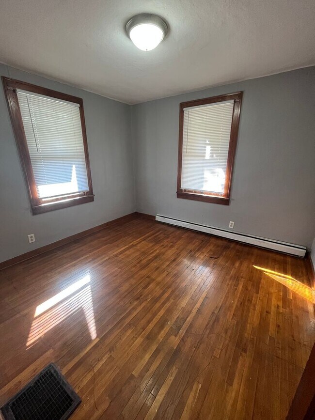 Building Photo - 2 bedroom, 1 bathroom House!