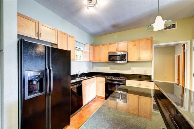 Building Photo - 711 W 26th St