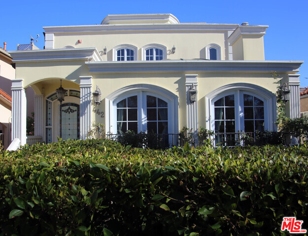 Foto principal - 442 S Almont Dr