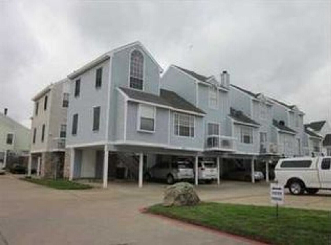 Foto principal - 2bed/2bath townhouse with covered parking!