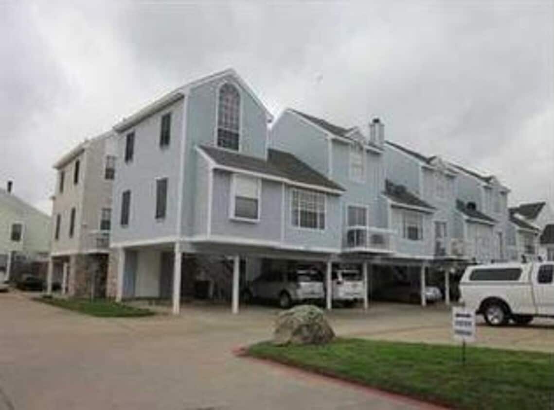 Primary Photo - 2bed/2bath townhouse with covered parking!