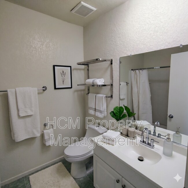 Foto del edificio - 12850 Branford St