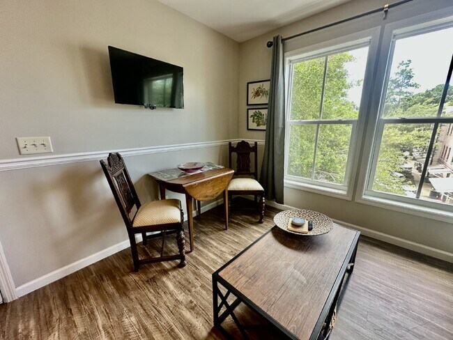 Foto del edificio - Fully Furnished One Bedroom Apartment in t...