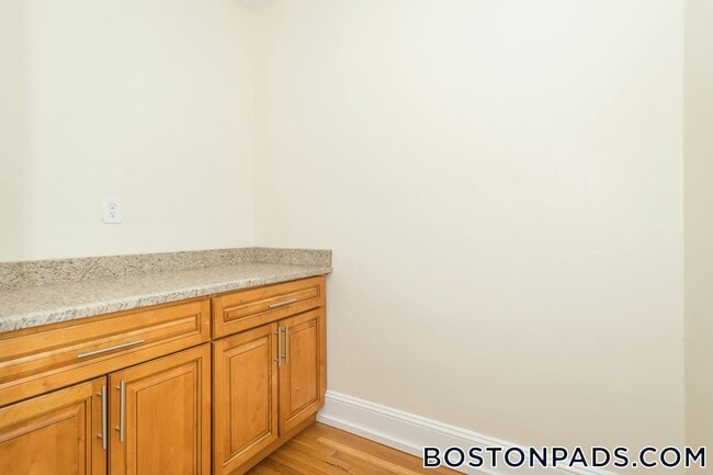 Building Photo - 138 Highland Ave
