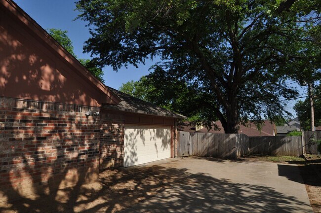 Building Photo - Lovely 3-2-2 in Hurst, Birdville ISD!