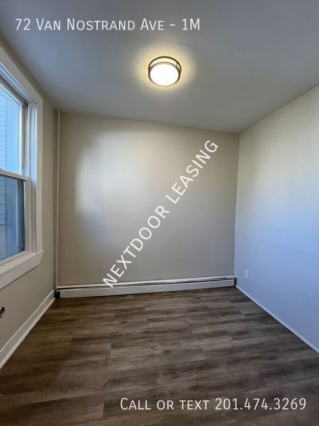 Foto del edificio - 72 Van Nostrand Ave