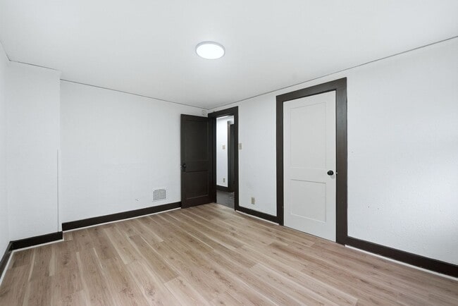 Building Photo - Freshly Updated 3BR Home