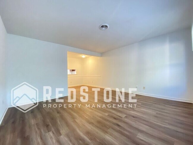 Foto del edificio - 2 Bedroom, 1.5 Bath - Townhome