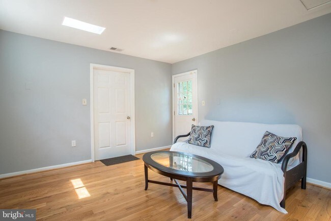 Foto del edificio - 10911 Warwick Ave