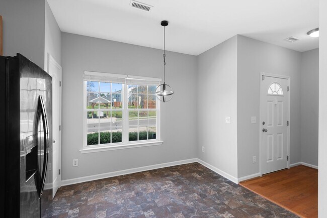 Foto del edificio - 3-Bedroom Townhouse in the Heart of Raleigh