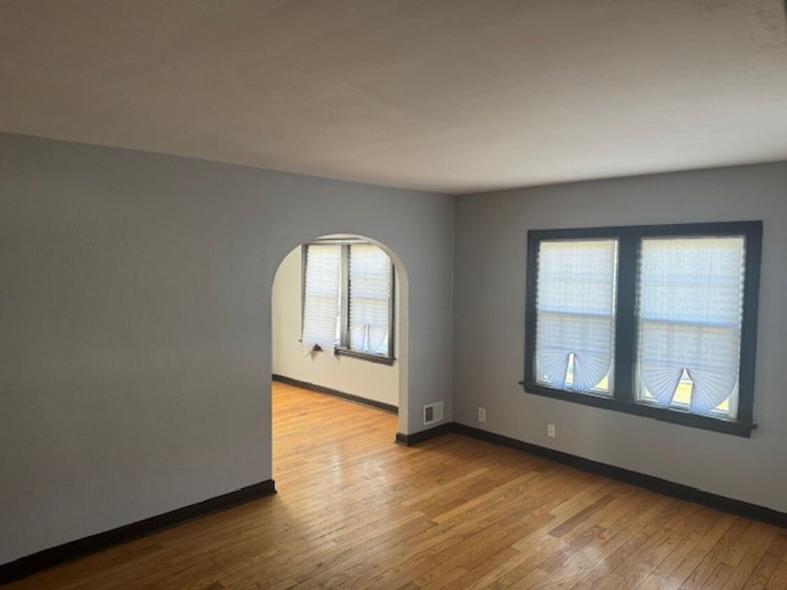 Building Photo - 4Br 2Ba Tri-level home