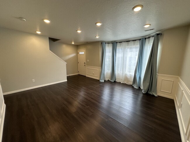 Building Photo - 775 Black Horse Dr