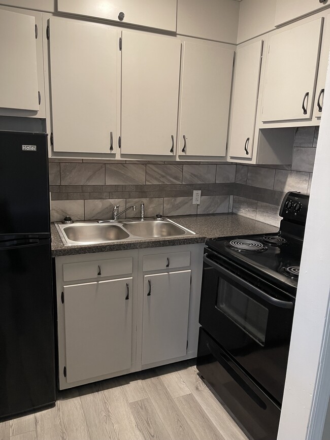 kitchen - 1 bedroom - Midway Apartments