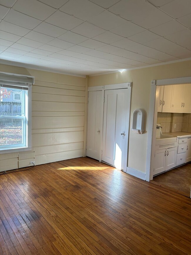 Building Photo - Royal Oak Triplex - Hawthorn