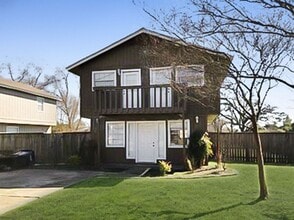 Building Photo - 700 Chalet Ct