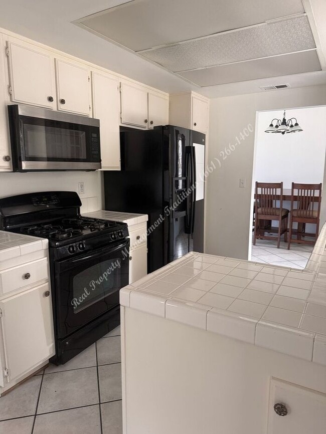 Building Photo - *** Please call us @ 661-266-1400 for information on availability, showings and applications proc...