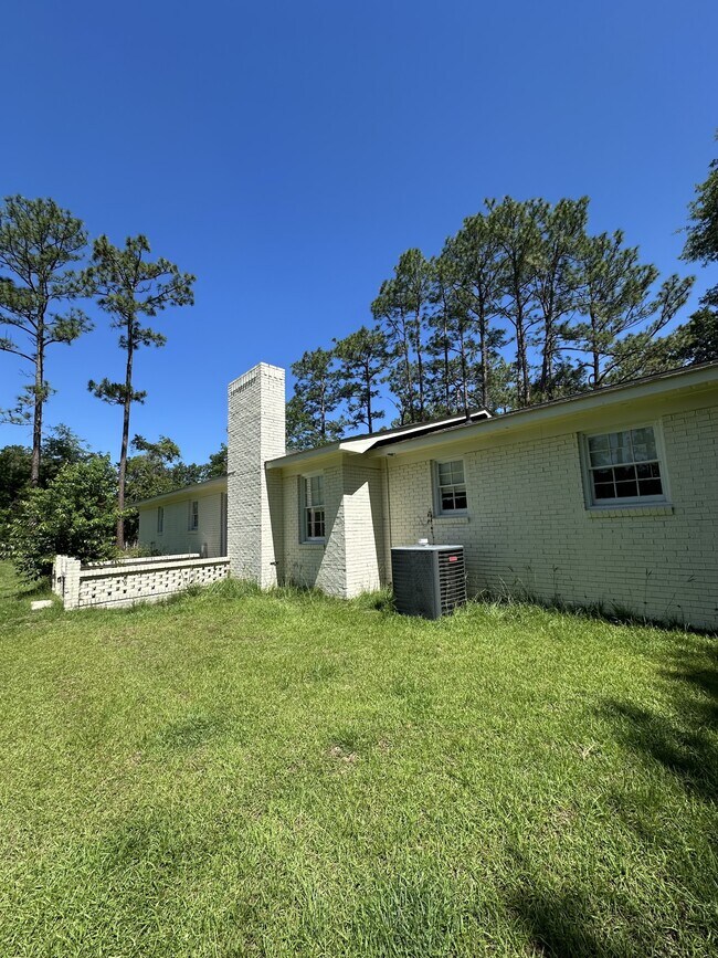 Building Photo - 605 Honeysuckle Ln