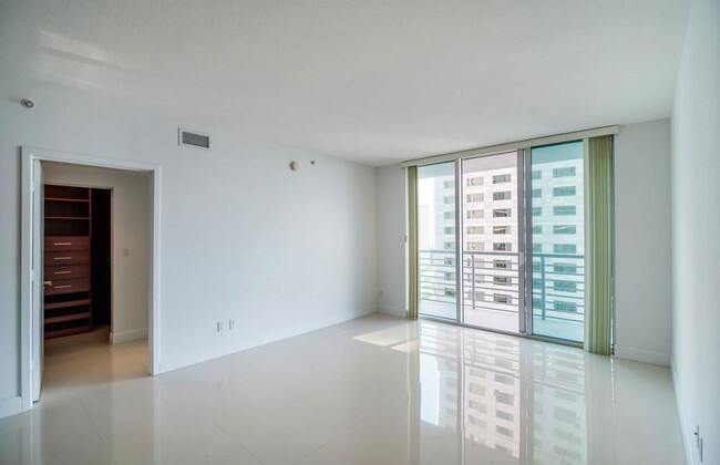 Foto del edificio - 335 S Biscayne Blvd