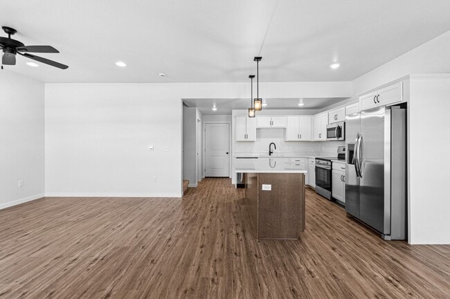 Building Photo - Wonderful 3 Bed Townhome with Large 2 Car ...