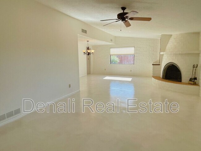 Building Photo - 1550 E Chula Vista Rd