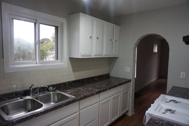 Building Photo - Quaint single family home with 3 season po...