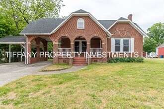 Building Photo - 607 Bethpage Rd