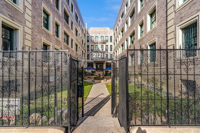 Foto del edificio - 2121 James M Wood Blvd