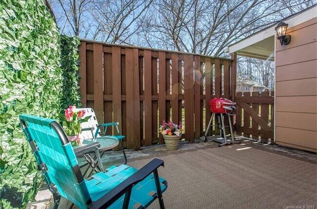 Private Patio - 1300 Larchmont Pl