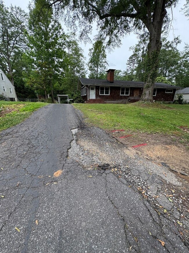 Foto del edificio - 3 bedroom 3 bath in Spartanburg with Lots of Space !!! Workshop in the garage!!