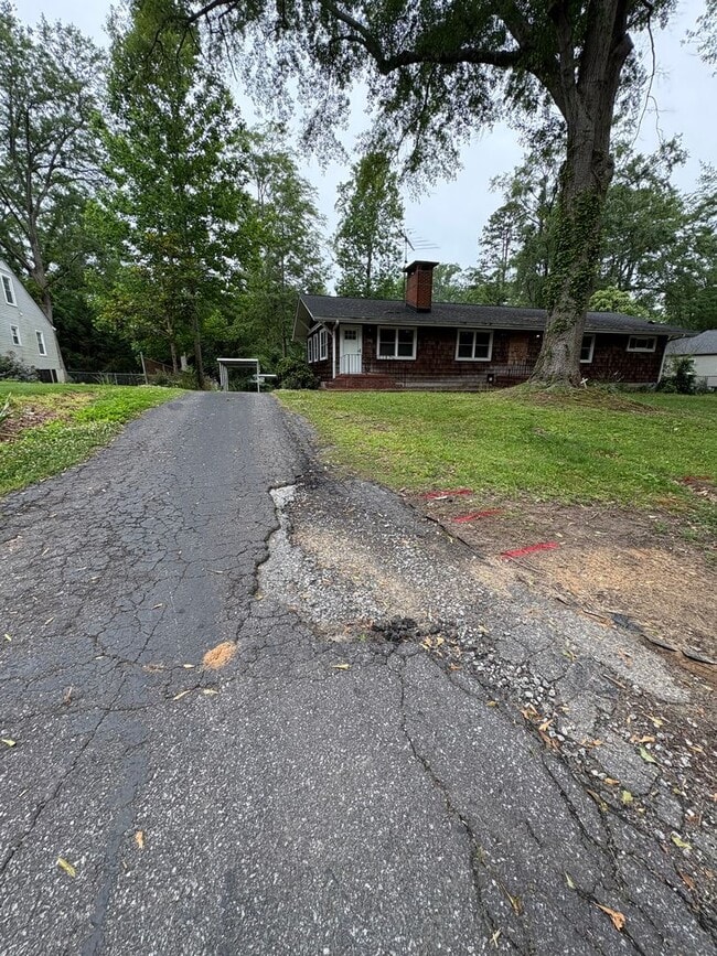 Building Photo - 3 bedroom 3 bath in Spartanburg with Lots of Space !!! Workshop in the garage!!