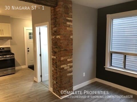 Building Photo - 1 Bedroom Main Floor of Duplex - Private L...