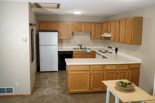 Kitchen - 815 Creekside Cir