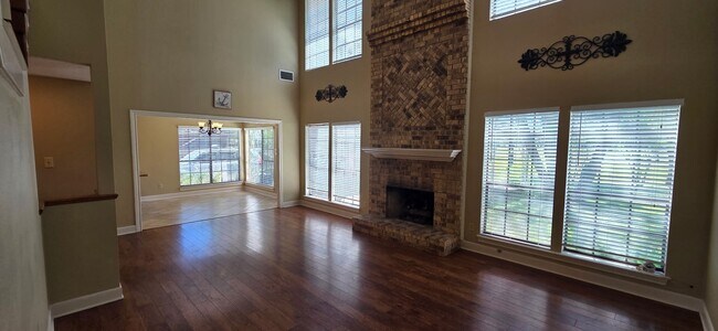 Foto del edificio - 1323 Falling Leaf Ln