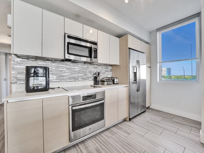 Building Photo - 2602 E Hallandale Beach Blvd