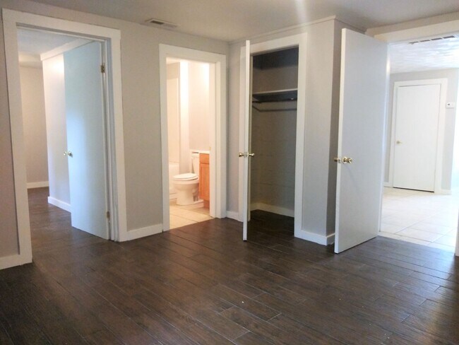 Foto del edificio - YOU CAN'T BEAT THIS VALUE! Spacious 3/2 Bungalow on a Quiet Street ~