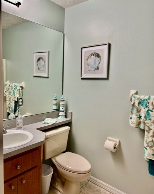 Foto del edificio - Beautiful Waterfront 2/2 Furnished Home Available April 2024