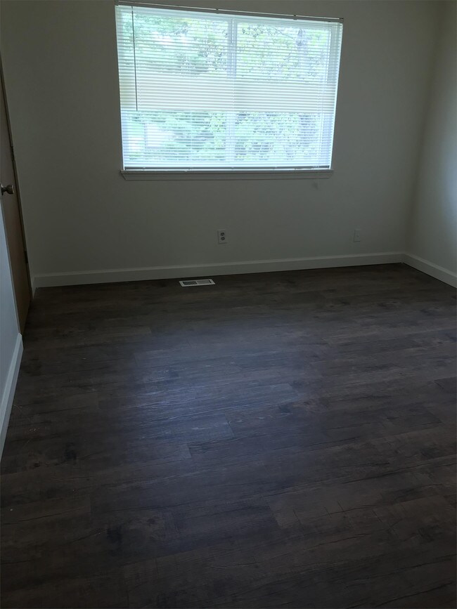 142 Idlerun Dr Unit IR142, Collinsville, IL 62234 Room for Rent in